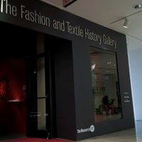 10/26/2013에 Colin B.님이 Museum at the Fashion Institute of Technology (FIT)에서 찍은 사진