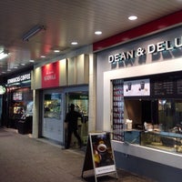 Photo taken at DEAN &amp;amp; DELUCA by Toyoky Y. on 12/31/2012