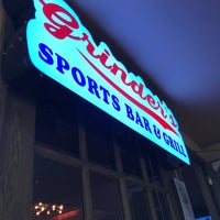 4/9/2017にJon Z.がGrinder Deli Restaurant and Sports Barで撮った写真