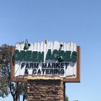 รูปภาพถ่ายที่ Green Acres Farm Market and Catering โดย Jon Z. เมื่อ 4/15/2017