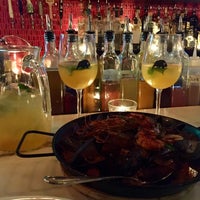 Das Foto wurde bei Raval Tapas Bar &amp;amp; Cocktail Lounge von Mina A. am 1/27/2017 aufgenommen