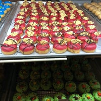 10/31/2017에 Christy S.님이 Rebel Donut Bar에서 찍은 사진