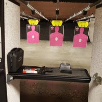 Foto tirada no(a) C2 Tactical Indoor Shooting Range por Teri Ann T. em 7/20/2016
