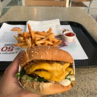 The Habit Burger Grill Lieu Servant Des Hamburgers