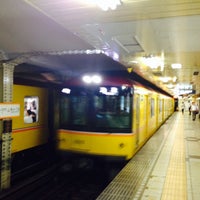 Photo taken at 青山一丁目駅 1-2番線ホーム by 田中 茂. on 8/14/2015