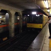 Photo taken at 青山一丁目駅 1-2番線ホーム by 田中 茂. on 8/18/2015
