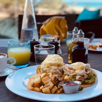 Photo prise au Artisan Beach House Restaurant &amp;amp; Sunset Lounge par Dek O. le1/1/2019