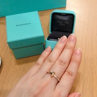 Photo taken at Tiffany &amp;amp; Co. by の ぎ. on 4/11/2022