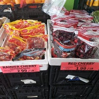 Photo taken at Pacific NW Fruit and Produce by Beverly Z. on 7/3/2020