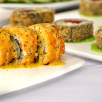 Das Foto wurde bei Banzai Sushi Asian Cuisine von Banzai Sushi Asian Cuisine am 9/12/2015 aufgenommen