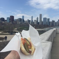 4/27/2018 tarihinde Kaitlinziyaretçi tarafından Kim &amp;amp; Carlo&amp;#39;s Chicago Style Hot Dogs'de çekilen fotoğraf