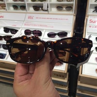 Jins 梅田のメガネ店