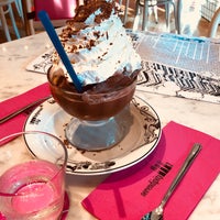 Photo taken at Serendipity 3 by Clara W P. on 8/14/2018