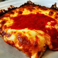4/18/2012 tarihinde chuckerziyaretçi tarafından Pizza Squared Detroit Style Pizza'de çekilen fotoğraf