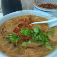 Photo taken at 兄弟蚵仔麵線 Brothers Oyster Vermicelli by Wendy H. on 9/29/2012