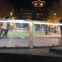 Foto tomada en Rockville Town Square Ice Skating Rink  por Dobs el 11/24/2017