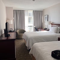 Foto diambil di Chelsea Hotel, Toronto oleh seoh .. pada 10/28/2022