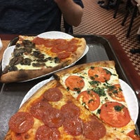 Das Foto wurde bei Georgio&amp;#39;s Pizzeria von Emily am 7/11/2016 aufgenommen