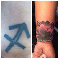 รูปภาพถ่ายที่ Poison Apple Tattoo &amp;amp; Piercing โดย Rebecca G. เมื่อ 6/2/2014