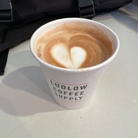 12/13/2022 tarihinde John C.ziyaretçi tarafından Ludlow Coffee Supply'de çekilen fotoğraf