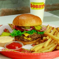 Foto tomada en Cheeseburger Bobby&amp;#39;s  por Cheeseburger Bobby&amp;#39;s el 10/16/2014