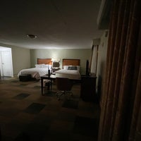 Foto diambil di Hampton Inn &amp;amp; Suites oleh Demond pada 11/26/2020