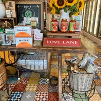 Foto scattata a Love Lane Market da Terri N. il 9/12/2020