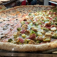 Foto tirada no(a) Pizza Park por Terri N. em 12/21/2023