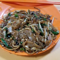 Photo taken at Hill Street Fried Kway Teow by Timothy K. on 1/10/2019