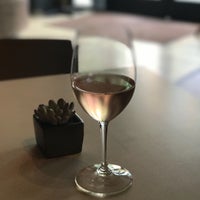 Foto tirada no(a) Cork Wine Bar por Chris em 4/21/2017