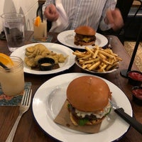 รูปภาพถ่ายที่ Haystack Burgers &amp;amp; Barley โดย Chris เมื่อ 3/14/2018