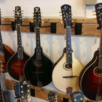 Снимок сделан в Retrofret Vintage Guitars пользователем Brad M. 12/8/2012
