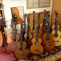 Foto tomada en Retrofret Vintage Guitars  por Brad M. el 12/8/2012