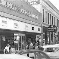 Photo prise au Lincoln Park Emporium par Jediah C. le3/23/2013