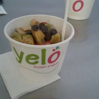 รูปภาพถ่ายที่ Yelo Frozen Yogurt โดย Juli B. เมื่อ 11/24/2013