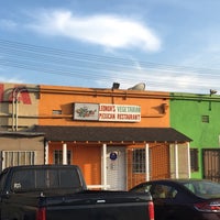 Foto tomada en Leonor&amp;#39;s Vegetarian Mexican Restaurant  por Jeff J. el 6/10/2016