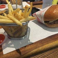 Photo taken at Fatburger by Ge G. on 4/3/2019