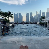 Photo taken at Swimming Pool | Mandarin Oriental, Singapore by mimi on 5/2/2019
