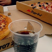 Foto diambil di Pizza Hut oleh Mariam S. pada 12/15/2014