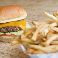 2/17/2014 tarihinde Elevation Burgerziyaretçi tarafından Elevation Burger'de çekilen fotoğraf
