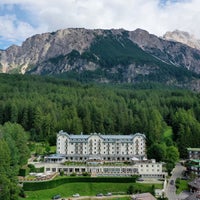 Photo taken at Cristallo, a Luxury Collection Resort &amp;amp; Spa, Cortina d&amp;#39;Ampezzo by Erik S. on 8/26/2022