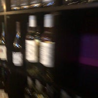 Foto tomada en D&amp;#39;Vine Bistro &amp;amp; Wine Bar  por Andi R. el 6/30/2018