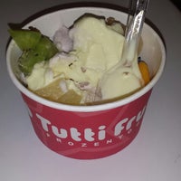 Photo taken at Tutti Frutti Frozen Yogurt by Douglas B. on 5/18/2014