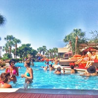 Das Foto wurde bei H2o Pool + Bar at The San Luis Resort von Tanja . am 9/3/2016 aufgenommen
