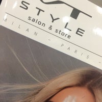 Foto diambil di VT Style Hair Studio oleh Владислава Д. pada 4/26/2016