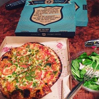 Foto tirada no(a) Mod Pizza por Browns Town M. em 12/13/2015