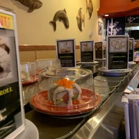 Foto tomada en Kiku Revolving Sushi  por Knight W. el 2/22/2019