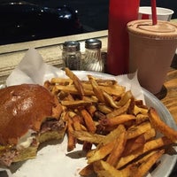 8/27/2015 tarihinde Dennis S.ziyaretçi tarafından Joy Burger Bar'de çekilen fotoğraf