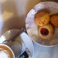 รูปภาพถ่ายที่ INUIT Kafei โดย Maria เมื่อ 4/13/2012