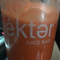 Снимок сделан в Nekter Juice Bar пользователем sheila w. 2/13/2017